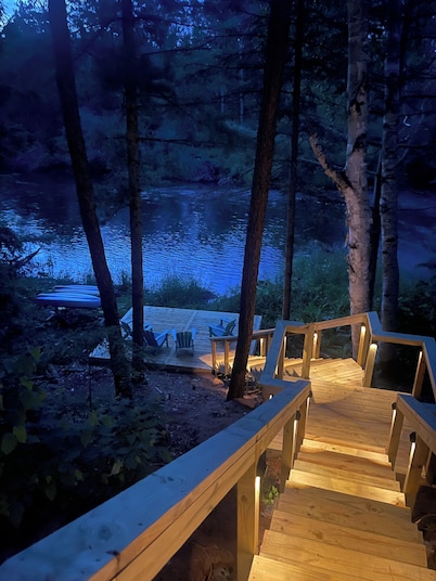NEW Luxury Riverfront Home, large deck, river tubing, kayaks, 5 min to Downtown