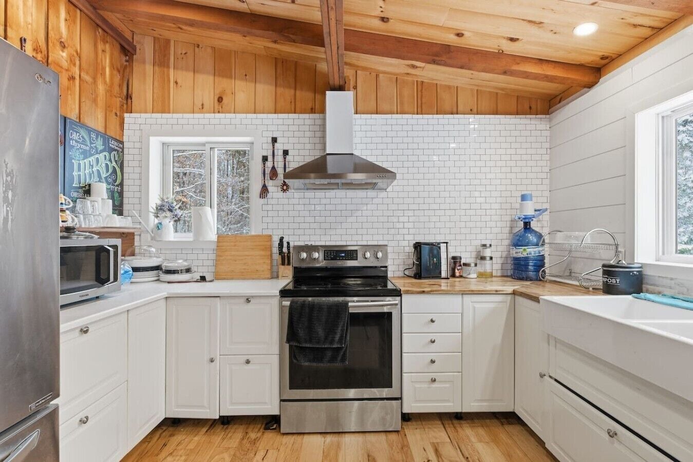 Coffee/tea maker, fridge, microwave, oven