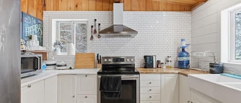 Coffee/tea maker, fridge, microwave, oven