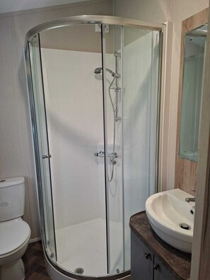 Chuveiro, secador de cabelo, toalhas de banho, sabonete