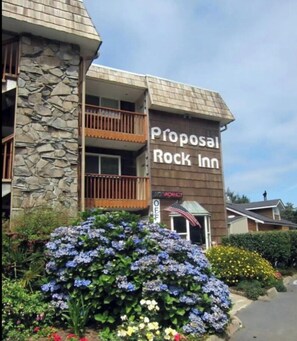 Ein Gebäude mit einer Steinfassade und einem Schild mit der Aufschrift 'Proposal Rock Inn'.