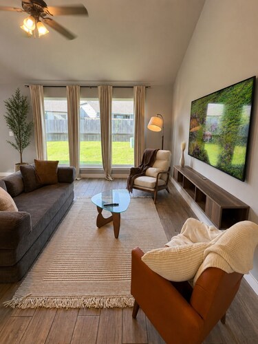 10 Sleeps, Spacious Family, Friends & Pet Condo, Near Rose Dist & Gathering PL