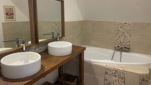 A bathroom with two sinks, a large mirror, and a bathtub. - La maison des plages sleeps 14 (Erquy)