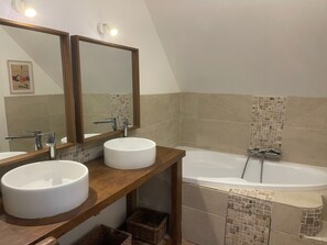 A bathroom with two sinks, a large mirror, and a bathtub. - La maison des plages sleeps 14 (Erquy)