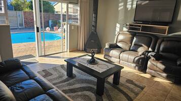 Apartment, 1 Bedroom, Accessible, Smoking | Living room
