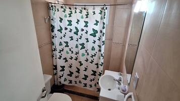 Ducha, bidet, toallas, jabón