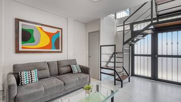 Appartamento, 1 letto king con divano letto, balcone (Bianca 903 Loft at Morgan Residences) | Area soggiorno