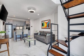 아파트, 킹사이즈침대 1개 및 소파베드, 발코니, 산 전망 (Bianca 903 Loft at Morgan Residences) | 거실 공간
