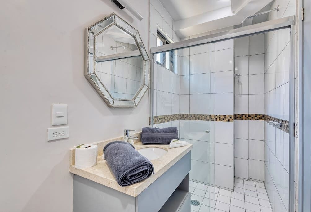 Departamento, 1 cama King size y sofá cama, balcón (Bianca 903 Loft at Morgan Residences) | Baño | Toallas 