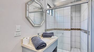 Departamento, 1 cama King size y sofá cama, balcón (Bianca 903 Loft at Morgan Residences) | Baño | Toallas