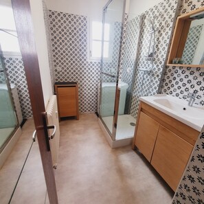 Douche, sèche-cheveux, savon, papier toilette
