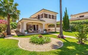 A two-story house with a patio and a garden. - Villa Balear (Sol de Mallorca)