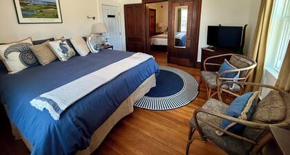 2-bedroom suite with oceanfront & island view decks, AC, pet friendly