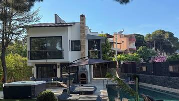 House, 3 Bedrooms, Accessible, Smoking | Kolam renang | Kolam renang terbuka