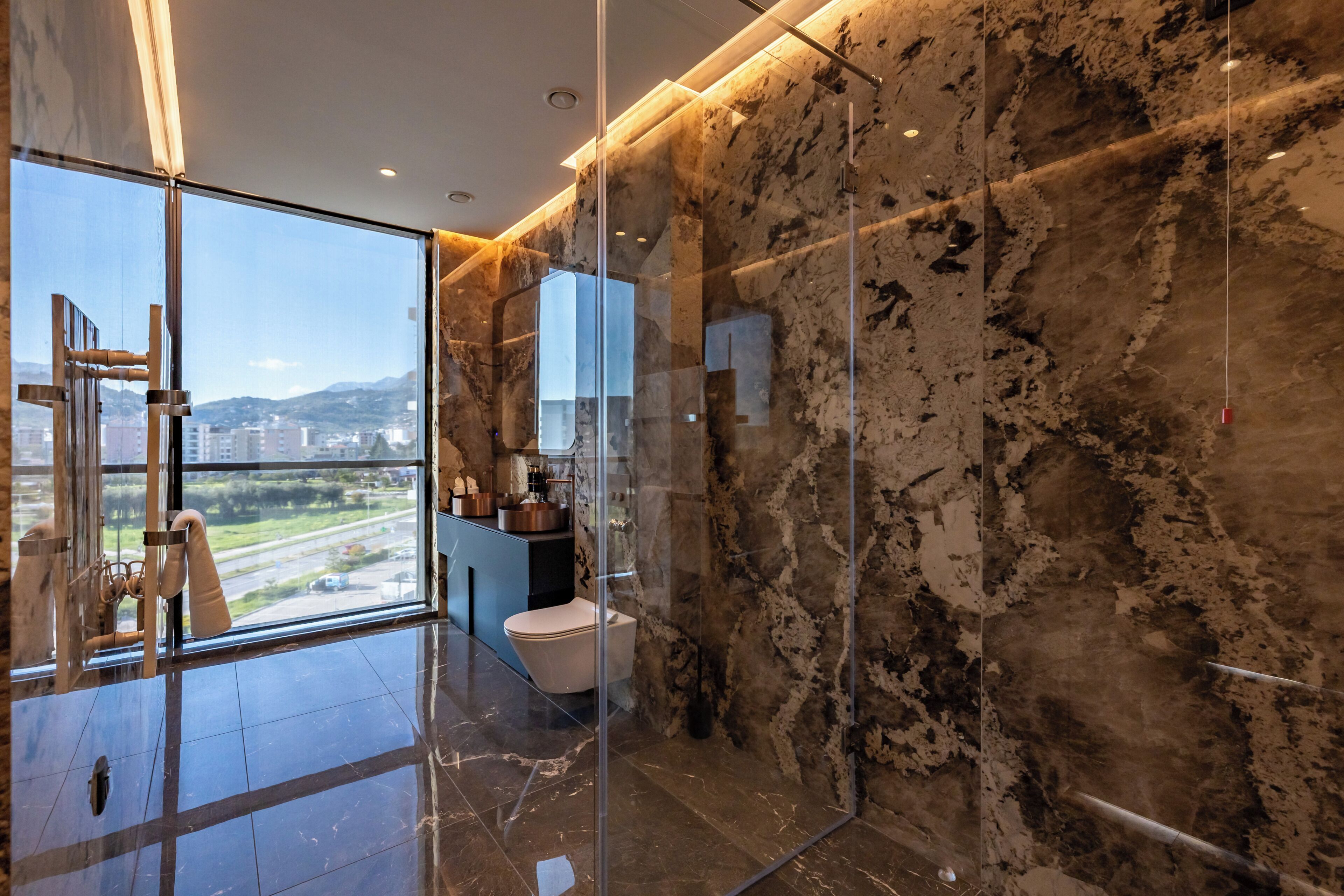 Deluxe-Apartment | Badezimmer | Hausschuhe