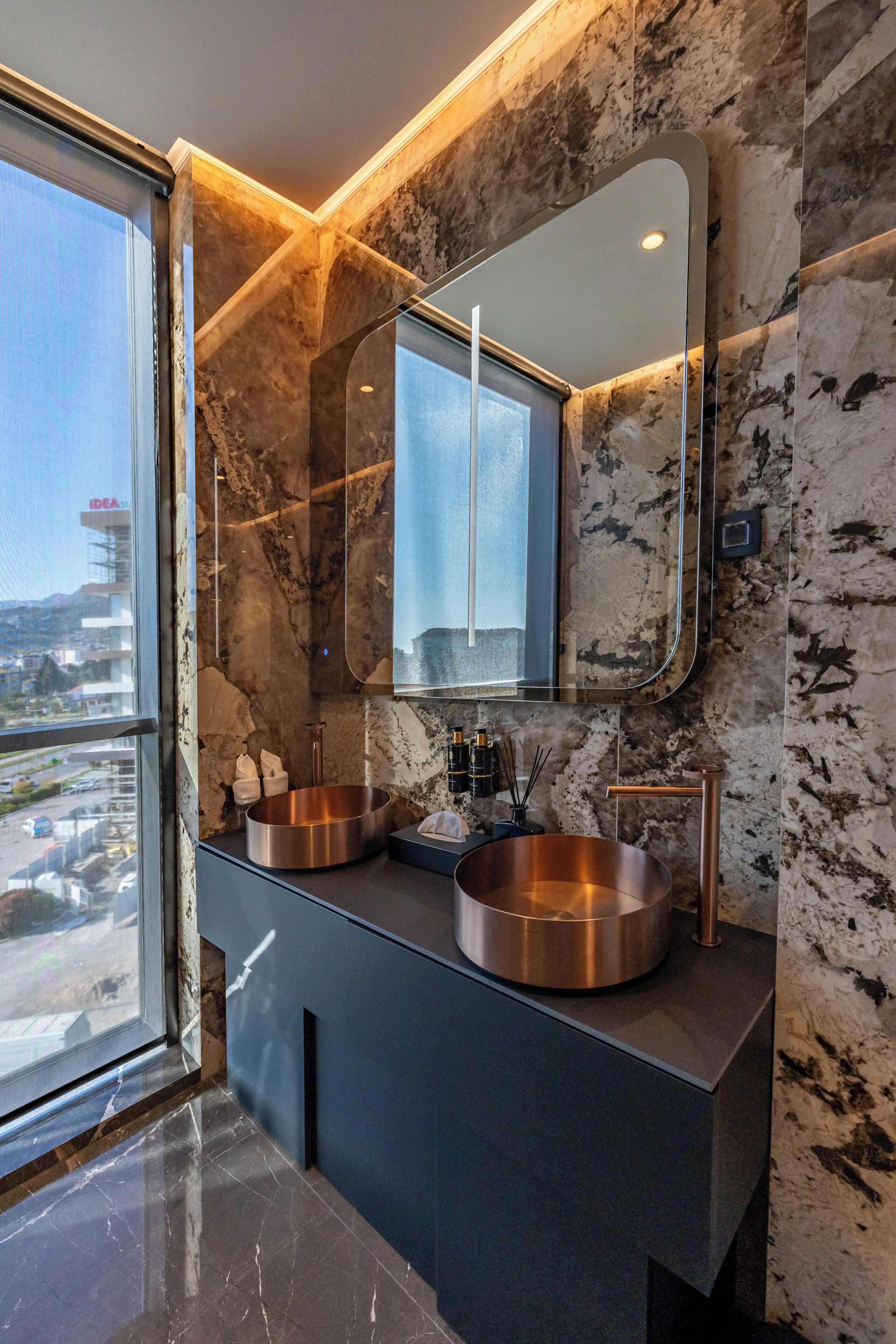 Deluxe Apartment | Bathroom | Slippers