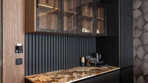A modern kitchen with a built-in stove, a wooden countertop, and a black backsplash. - Cube (Bar)