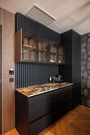 Deluxe Apartment | Private kitchen - Cube (Bar)
