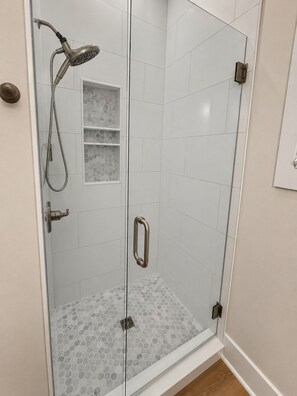 Ducha, secador de pelo, toallas