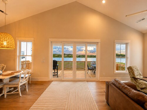 Waterfront ICW Retreat 3BR2.5 Bath Near Oak Island and Holden Beach King Bed!