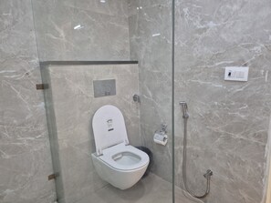 Produtos de toalete grátis, toalhas de banho, sabonete, shampoo
