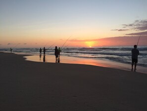 A beach with people fishing at sunset. - Bushy s Hilltop Kingfisher Bay K Gari Fraser Island (K'gari (Fraser Island))