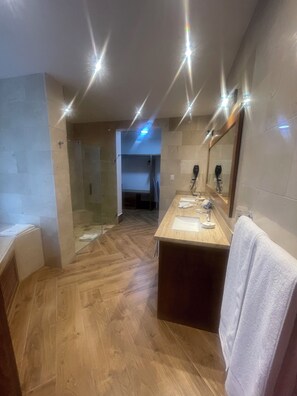 Baignoire Ă jets, sĂšche-cheveux, serviettes fournies, savon