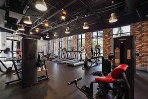 Ein Fitnessstudio mit Laufbändern, Kraftgeräten und einer Cybex VR1-Maschine.