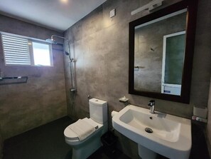 Phòng đôi Deluxe, ban công, quang cảnh hồ | Phòng tắm | Buồng tắm vòi sen, đồ dùng nhà tắm miễn phí, máy sấy tóc, khăn tắm 