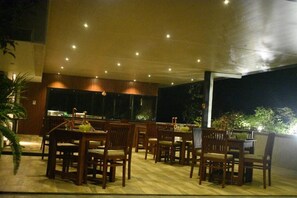 Phòng đôi Deluxe, ban công, quang cảnh hồ | Khu ẩm thực ngoài trời
