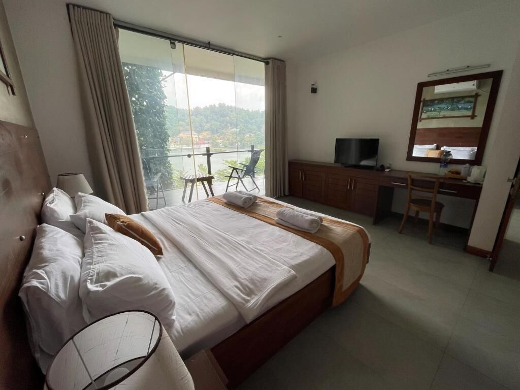 Habitación doble Deluxe, balcón, vista al lago | Espacio para trabajar con laptop y wifi gratis 