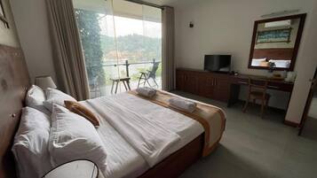 Habitación doble Deluxe, balcón, vista al lago | Espacio para trabajar con laptop y wifi gratis