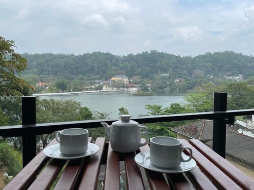 Lotus Lake Residence - Kandy