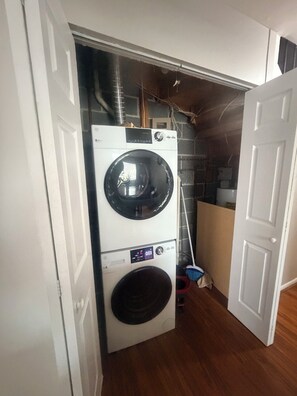 Interior - DC Townhome Near Attractions + Free Parking+4 beds (Washington)