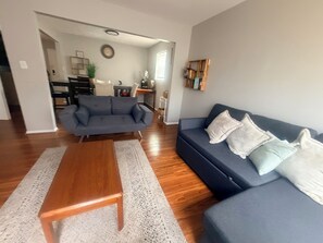 Living area - DC Townhome Near Attractions + Free Parking+4 beds (Washington)
