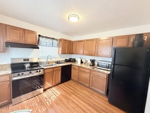 Private kitchen - DC Townhome Near Attractions + Free Parking+4 beds (Washington)