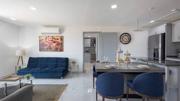 Apartment, Mehrere Betten, Balkon, Bergblick (Cabo Cove 408) | Wohnbereich