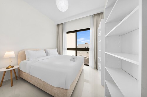 Free Housekeeping Visits During Your Stay - Stayshort - Modern 4 BR Villa in Damac Hills 2 With Garden That Sleeps 8