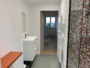 Shower, hair dryer, towels, soap - Vrbo Property (Anglet)