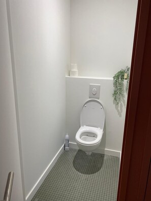Shower, hair dryer, towels, soap - Vrbo Property (Anglet)