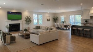 Unclassified image, 4 of 24, button - Fabulous 6-bedroom house with AC in charming Montclair Estate Section (Montclair)