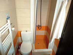 Shower, towels, soap, toilet paper - Καλωσορίσατε στο Helen’s Cozy Escape, ένα πολυτελές και κομψό studio. (Nea Michaniona)