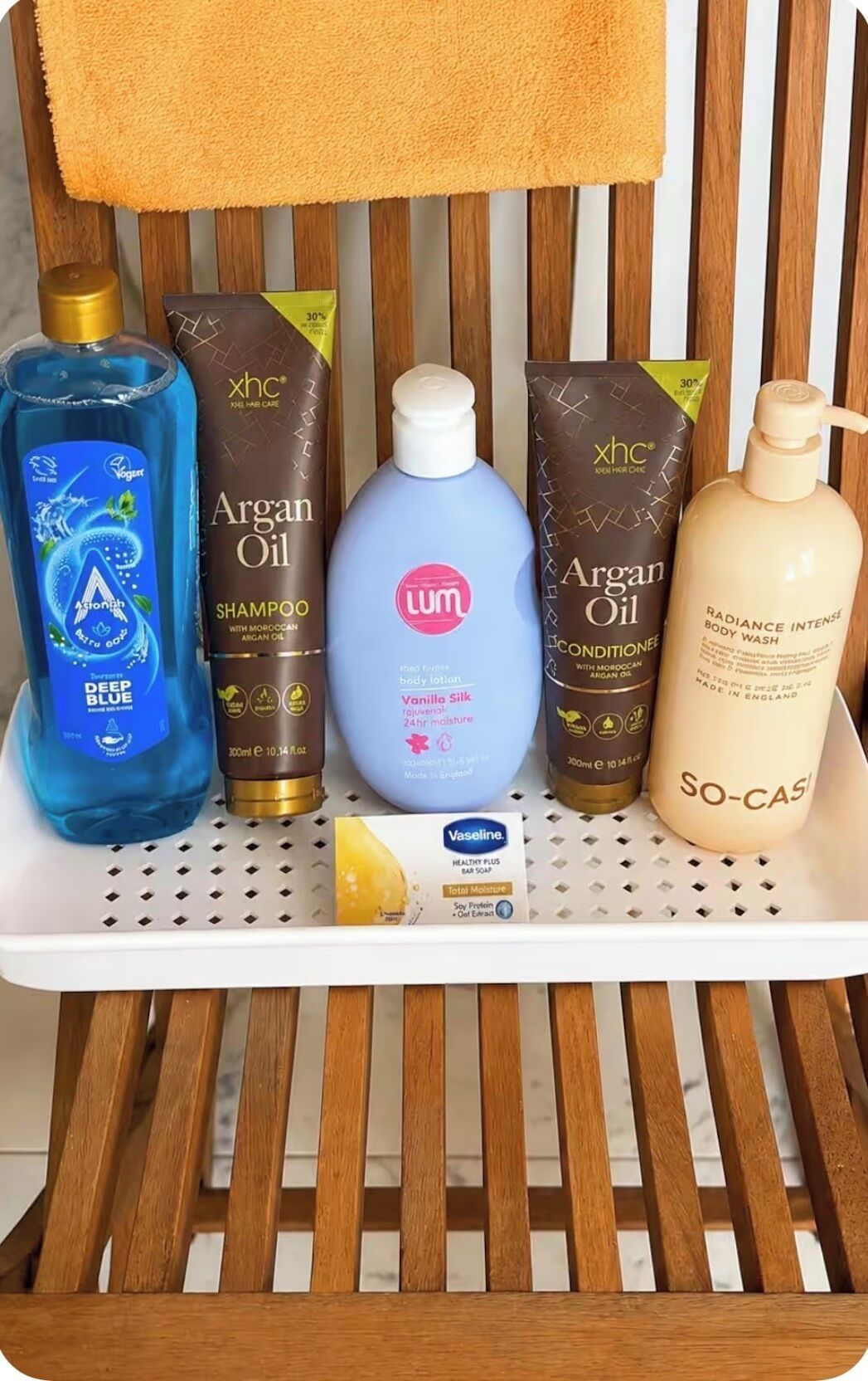 Uno scaffale con diversi prodotti per la cura dei capelli, tra cui shampoo e balsamo.