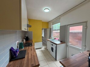 Private kitchen - Park4Free - Etihad & Co-op Live near- Nifty Find (Manchester)