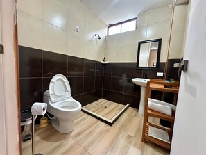 Toallas, jabón, papel de baño 