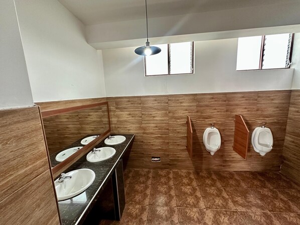 Serviettes fournies, savon, papier toilette