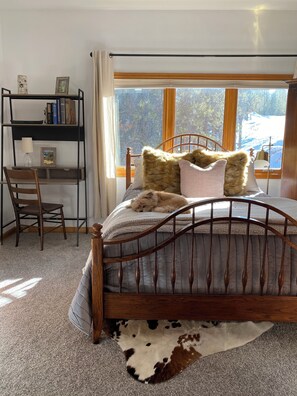 Room - Charming 3-bedroom chalet in Blue River perfect for your getaway (Blue River)