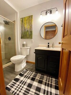 Bathroom - Charming 3-bedroom chalet in Blue River perfect for your getaway (Blue River)