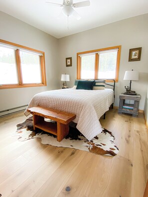 Room - Charming 3-bedroom chalet in Blue River perfect for your getaway (Blue River)