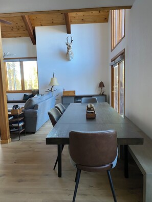 Dining - Charming 3-bedroom chalet in Blue River perfect for your getaway (Blue River)